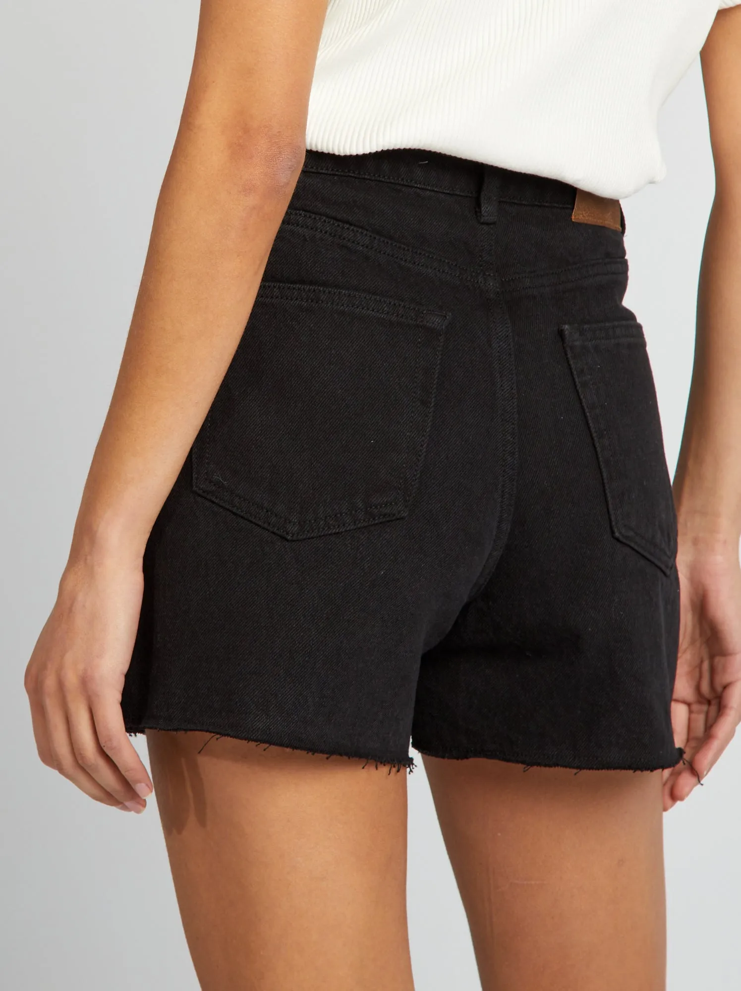 Shorts in jeans a taglio vivo - NERO