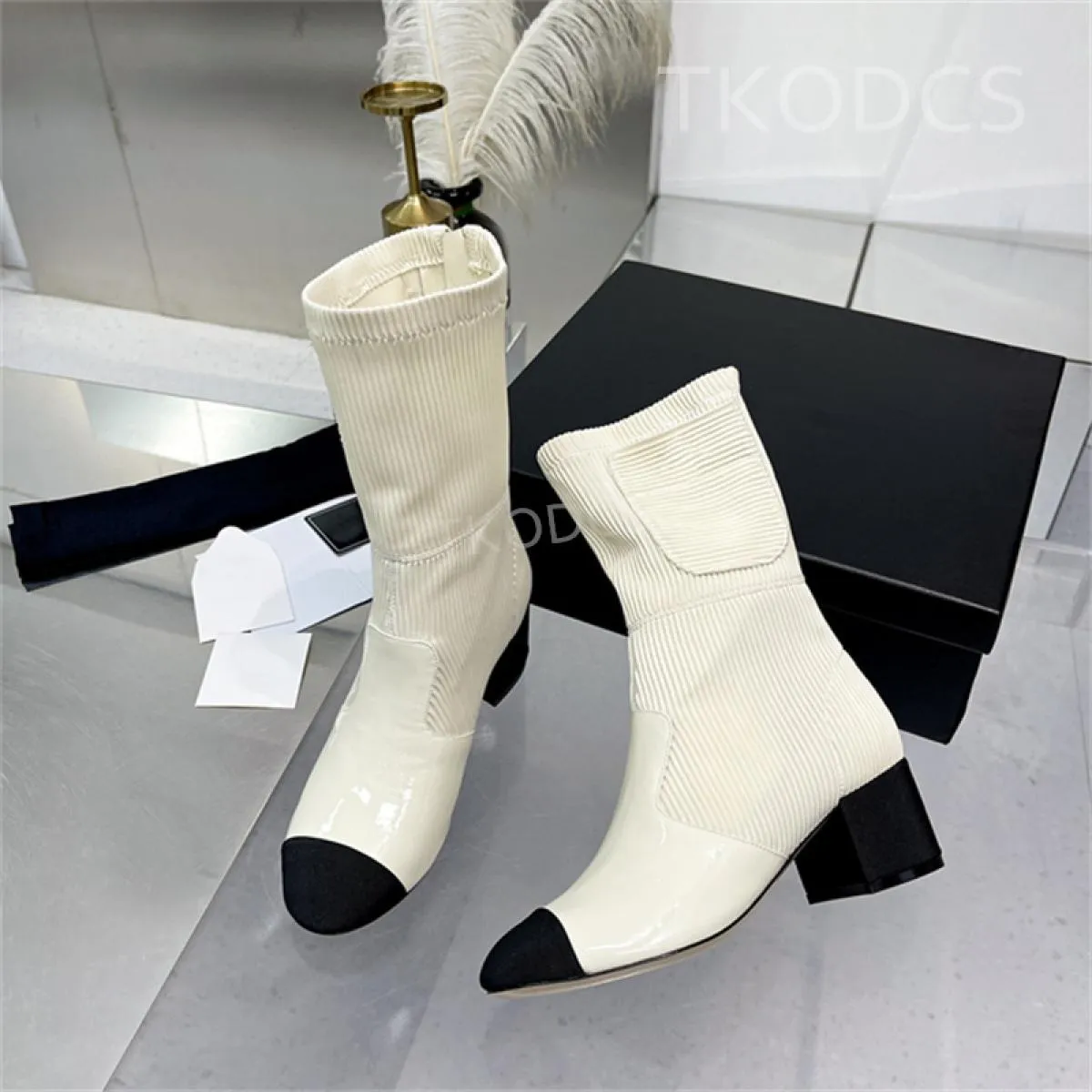 Stivaletti da donna con punta tonda Stivaletti corti in pelle verniciata alla moda Tacco medio Stivaletti con zip in pelle di va