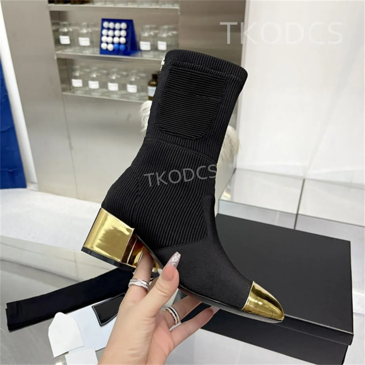 Stivaletti da donna con punta tonda Stivaletti corti in pelle verniciata alla moda Tacco medio Stivaletti con zip in pelle di va
