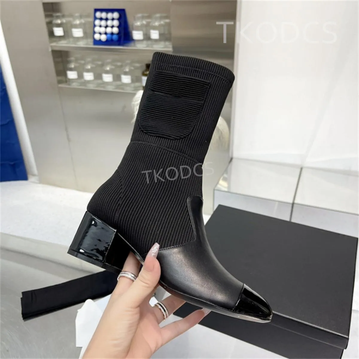 Stivaletti da donna con punta tonda Stivaletti corti in pelle verniciata alla moda Tacco medio Stivaletti con zip in pelle di va