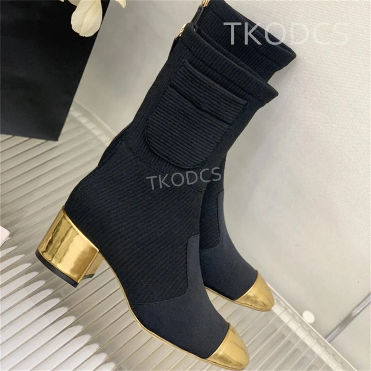 Stivaletti da donna con punta tonda Stivaletti corti in pelle verniciata alla moda Tacco medio Stivaletti con zip in pelle di va