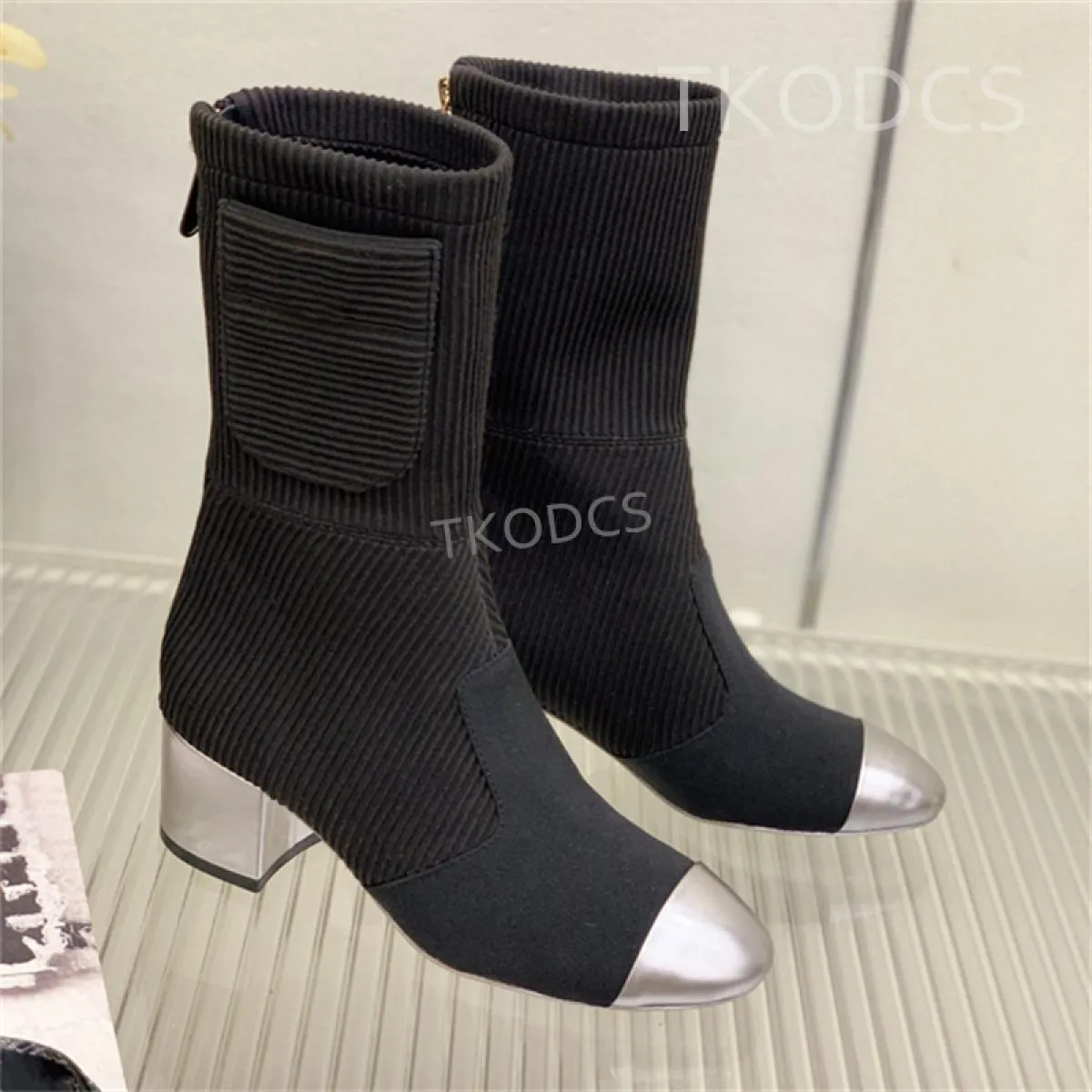Stivaletti da donna con punta tonda Stivaletti corti in pelle verniciata alla moda Tacco medio Stivaletti con zip in pelle di va