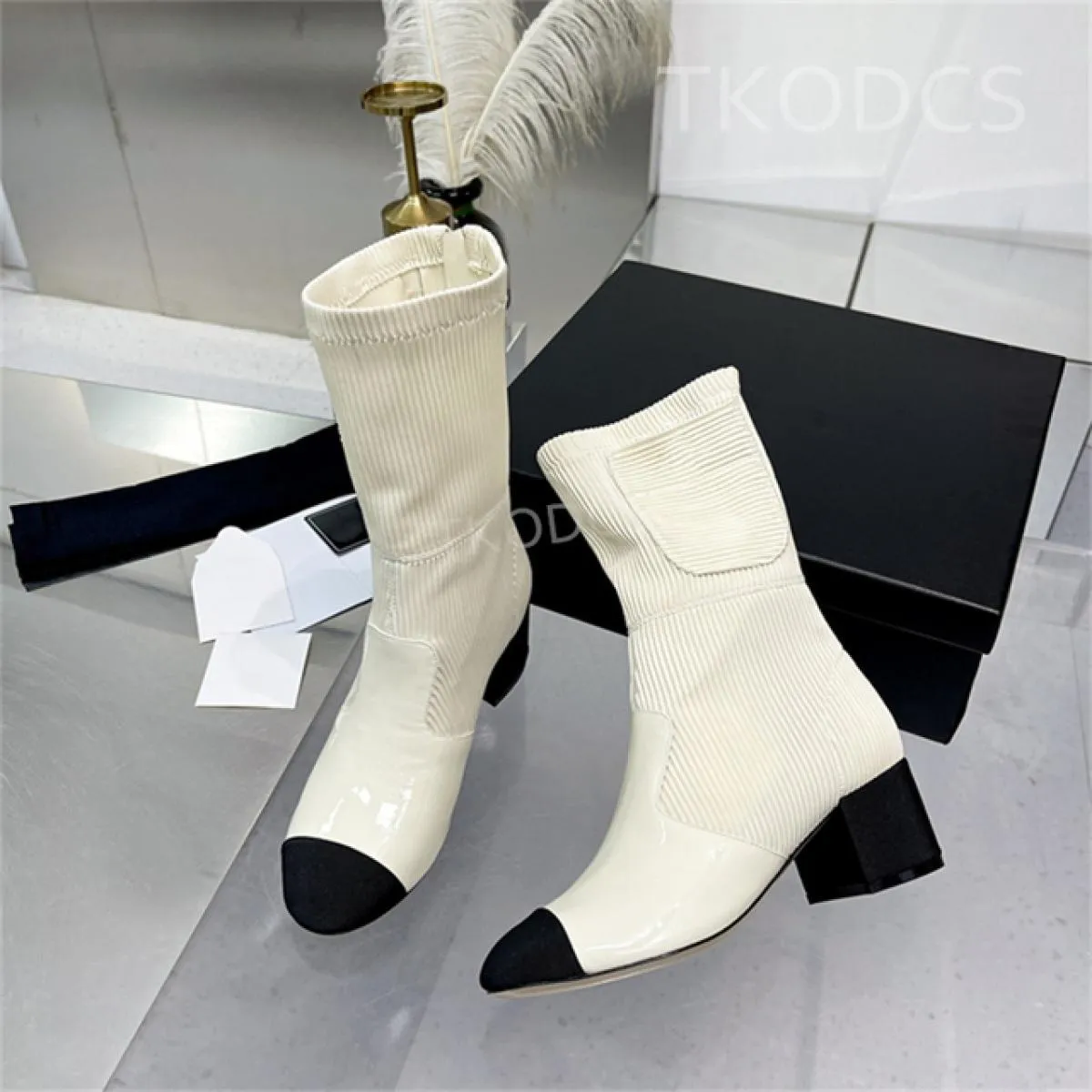 Stivaletti da donna con punta tonda Stivaletti corti in pelle verniciata alla moda Tacco medio Stivaletti con zip in pelle di va
