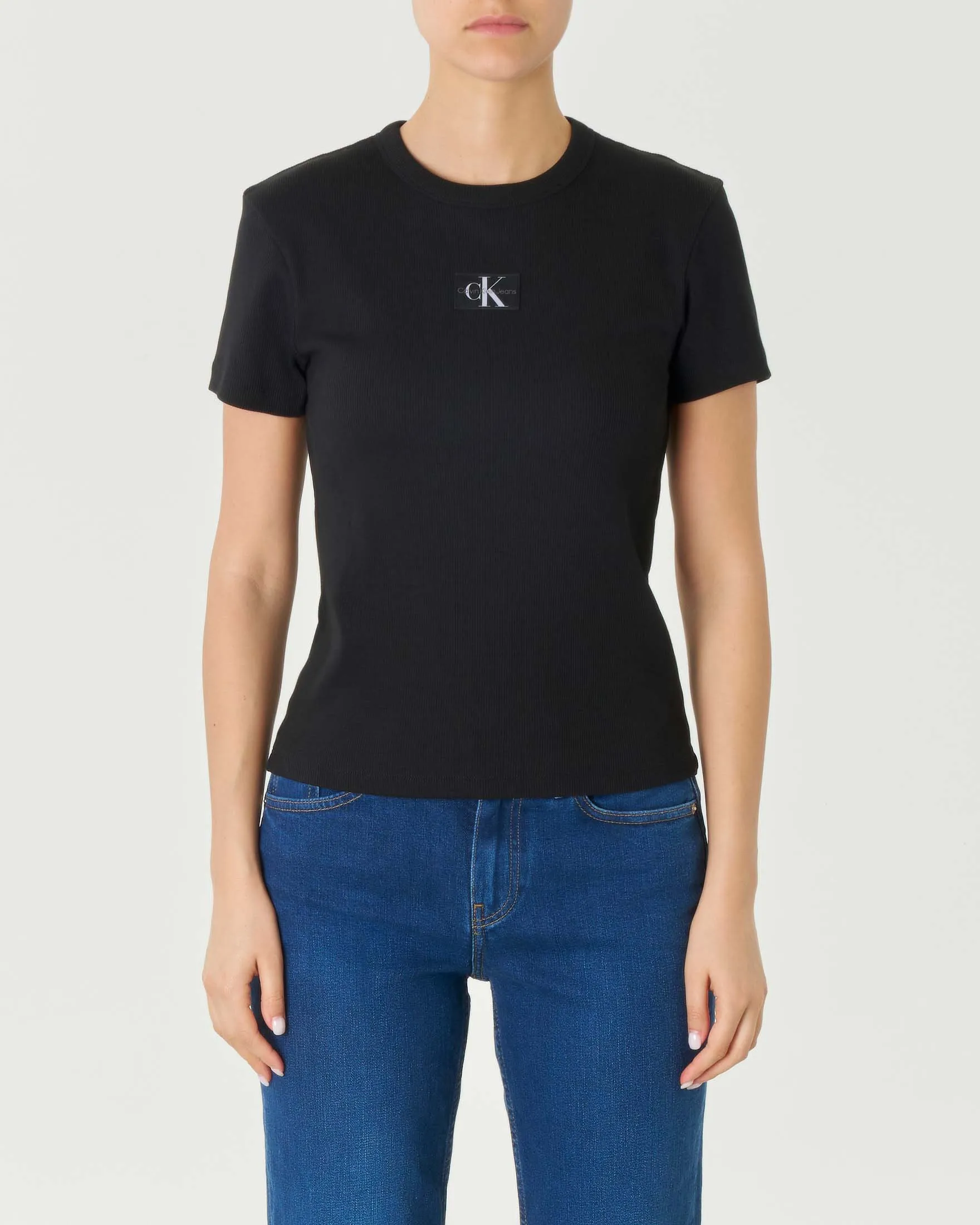 T-shirt nera in cotone stretch a costine con etichetta logo cucita sul petto