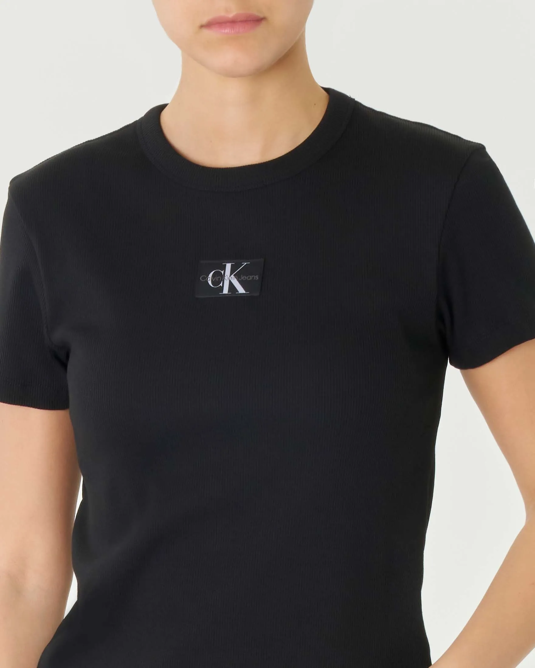 T-shirt nera in cotone stretch a costine con etichetta logo cucita sul petto