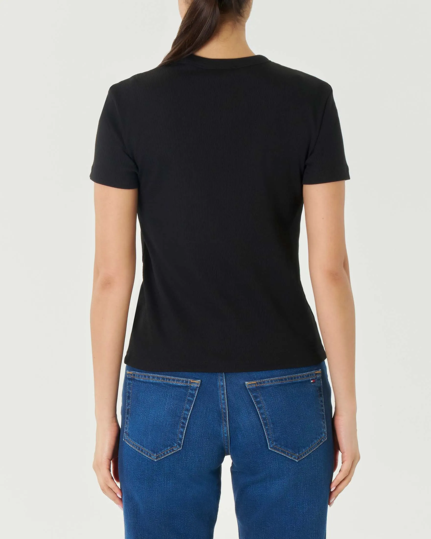 T-shirt nera in cotone stretch a costine con etichetta logo cucita sul petto