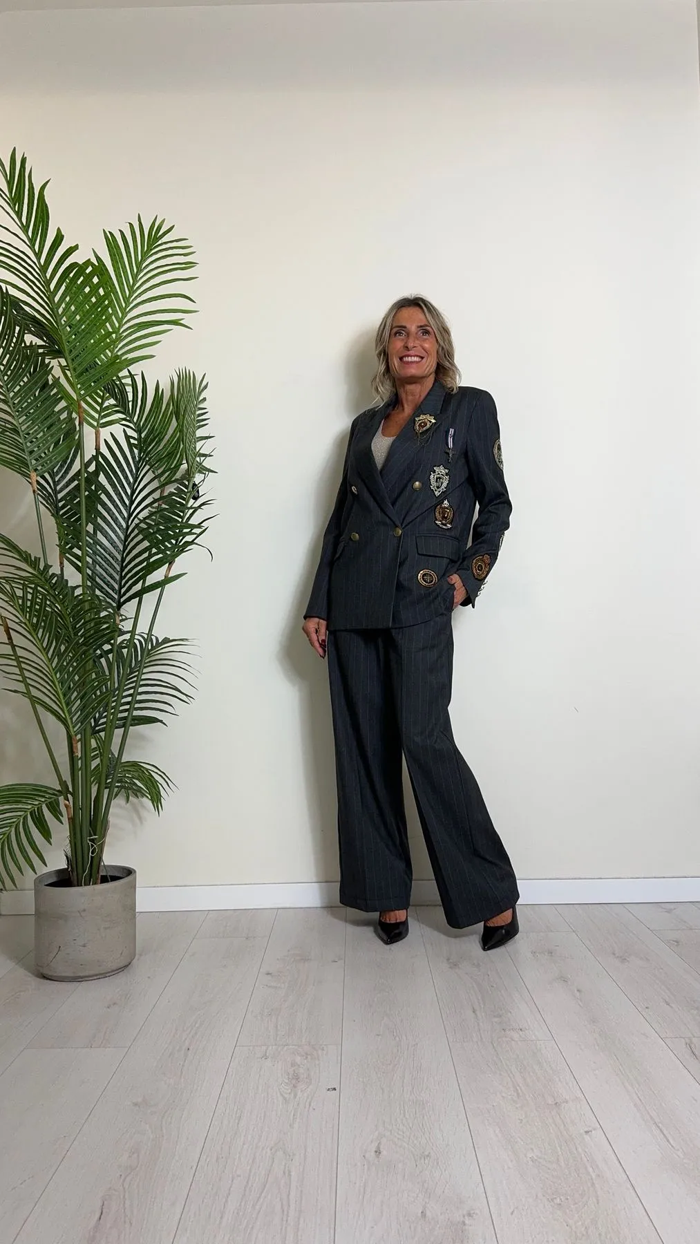 VICOLO - RS0336 - GIACCA POLIVISCOSA GESSATA CON STEMMI E SPILLE, ACCADEMIA STYLE