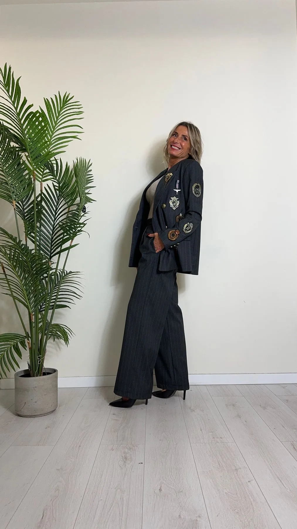 VICOLO - RS0336 - GIACCA POLIVISCOSA GESSATA CON STEMMI E SPILLE, ACCADEMIA STYLE