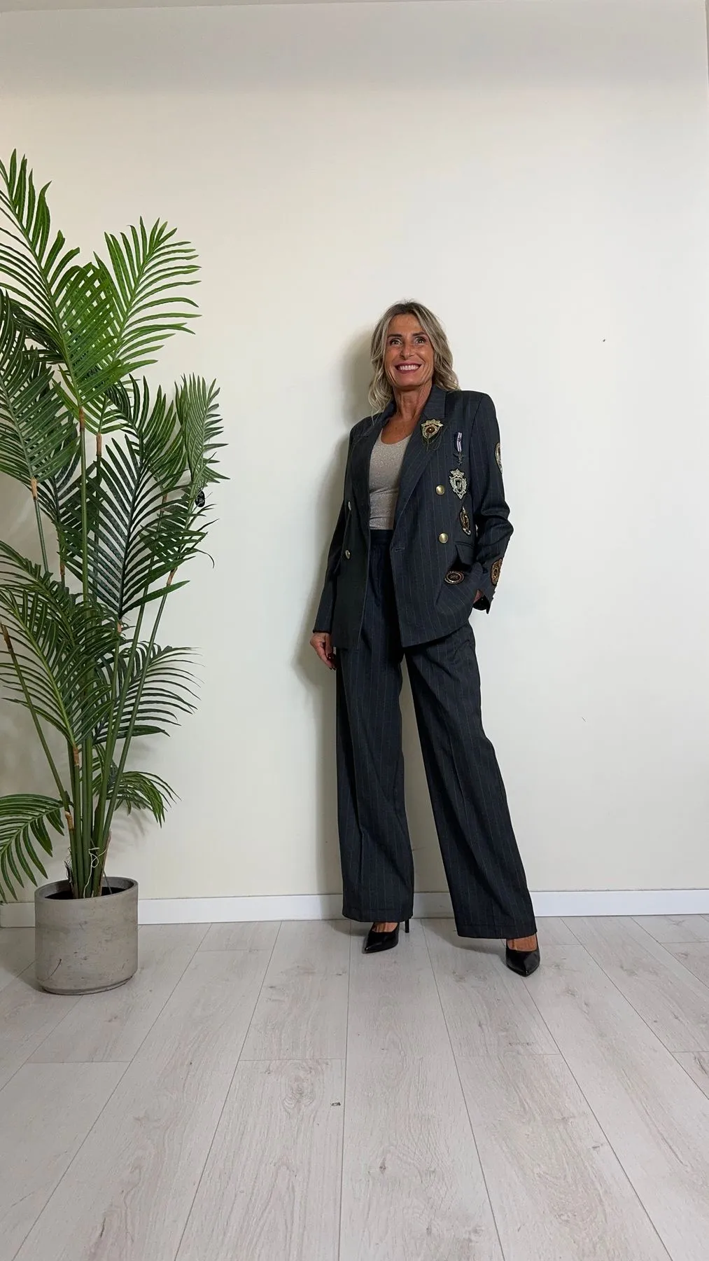 VICOLO - RS0336 - GIACCA POLIVISCOSA GESSATA CON STEMMI E SPILLE, ACCADEMIA STYLE