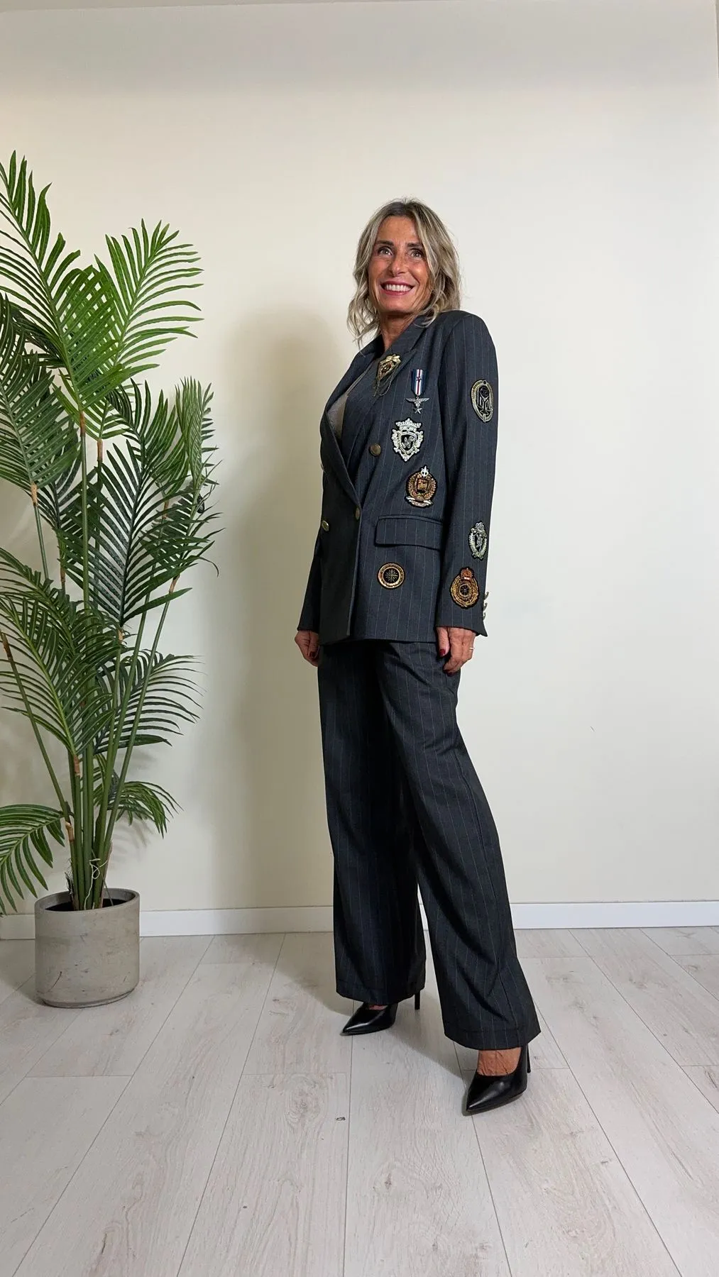 VICOLO - RS0336 - GIACCA POLIVISCOSA GESSATA CON STEMMI E SPILLE, ACCADEMIA STYLE